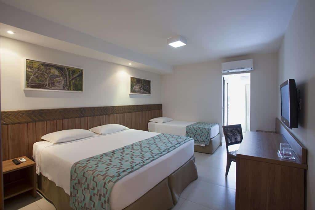 Quarto de família do Rio Quente Resorts – Hotel Turismo com uma cama de casal do lado esquerdo da imagem e do outro lado uma cama de solteiro. Representa resorts em Caldas Novas.