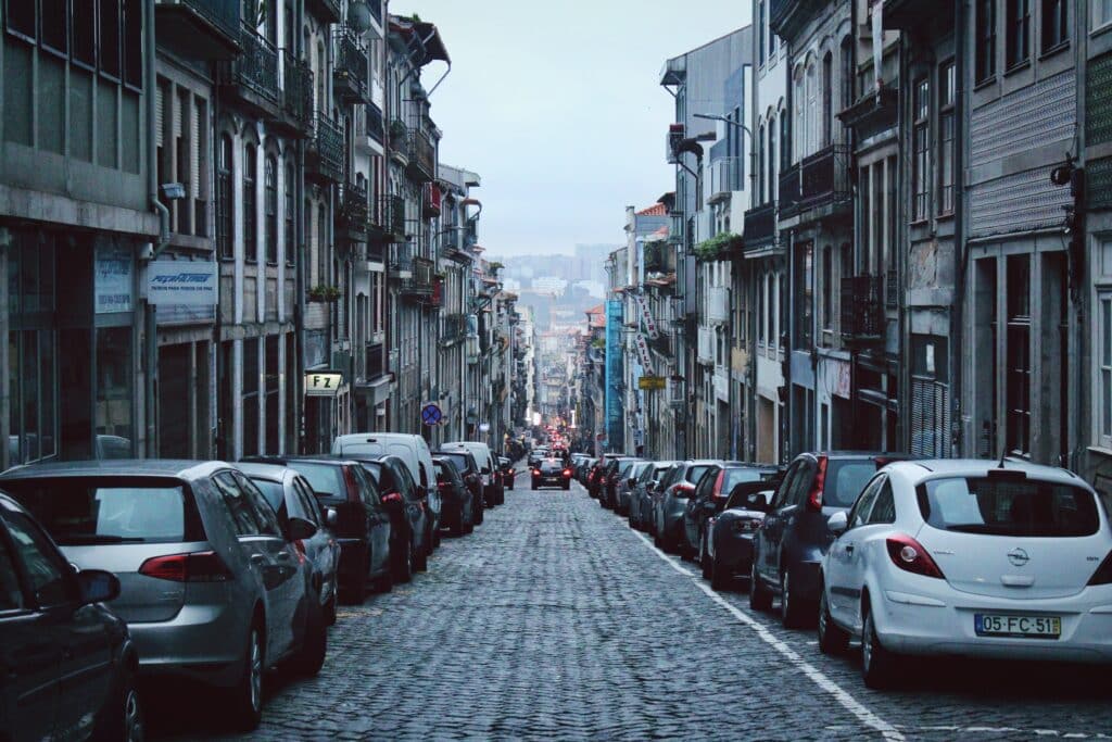 Carros parados na rua de Porto durante o dia.