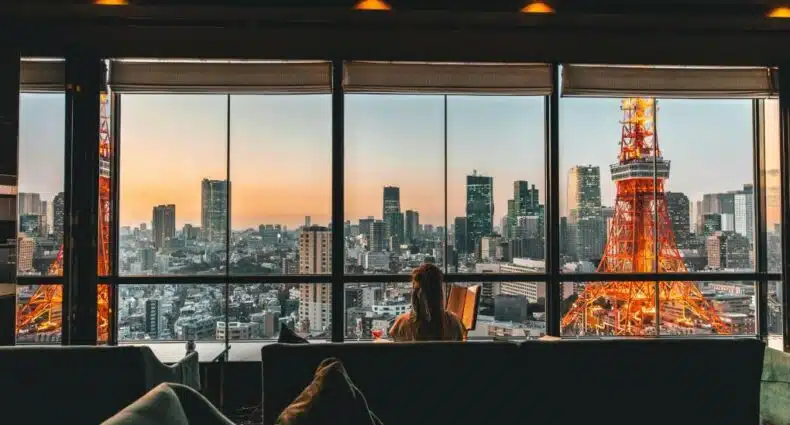Imagem tirada da da Torre de Tóquio através da janela do hotel The Prince Park Tower, para representar hotéis em Tóquio.