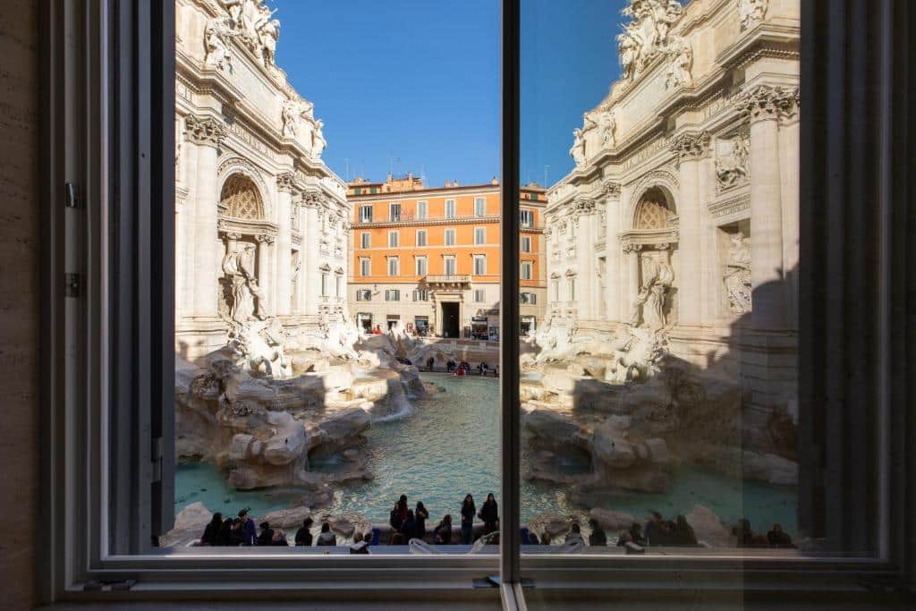 vista direta da Fontana di Trevi por uma janela do iFlat The Trevi View, um airbnb em Roma