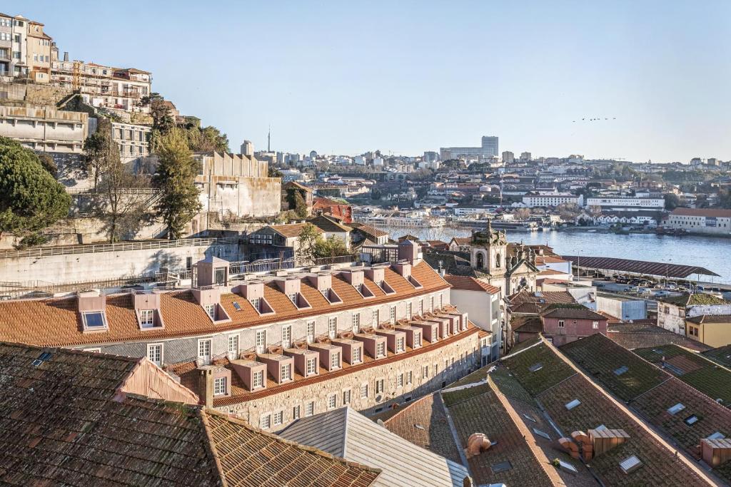 Vista de cima da cidade do Porto do Hotel das Virtudes durante o dia. Representa onde ficar no Porto.