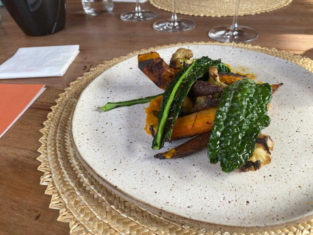 Prato vegetariano no restaurante Apino, com abóbora e legumes na brasa, além de couve