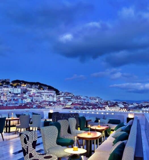 Vista do terraço do Altis Avenida Hotel, no local há cadeiras estofadas, sofás e luminárias, dali é possível avistar o centro histórico da cidade, para representar hotéis no centro de Lisboa