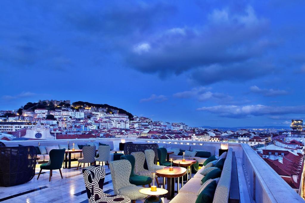 Vista do terraço do Altis Avenida Hotel, no local há cadeiras estofadas, sofás e luminárias, dali é possível avistar o centro histórico da cidade, para representar hotéis no centro de Lisboa