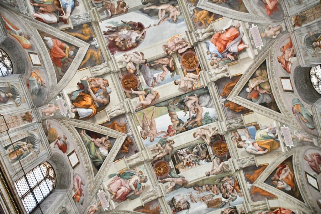 vista de um detalhe do teto da Capela Sistina, em Roma, pintado por Michelangelo, com diversas cenas de anjos e religiosas