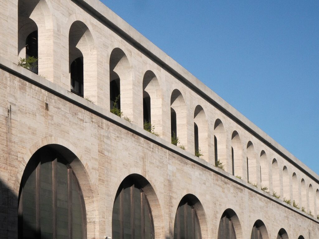 vista da Estação Termini em Roma, com diversos arcos em dois andares, numa estrutura clássica