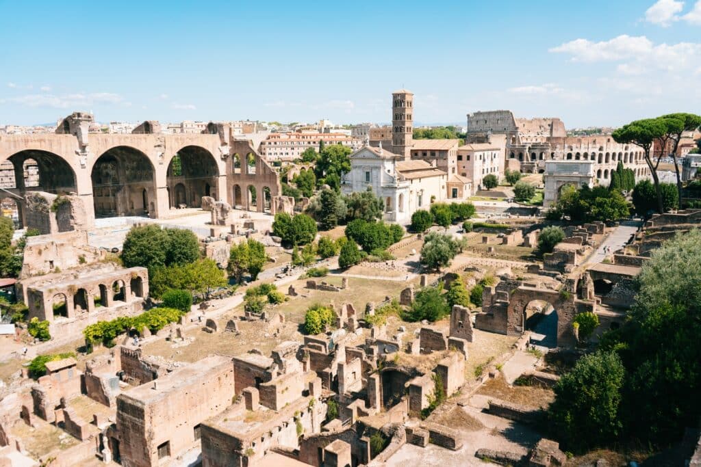 vista do Fórum Romano e Coliseu, uma das opções do que fazer em Roma, com estruturas clássicas que remontam ao Império Romano