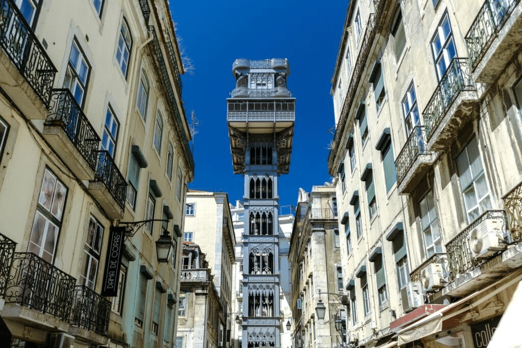 Um elevador de época construído por entre outros prédios antigos que oferece uma vista interessante da cidade, o ponto turístico é conhecido como Elevador de Santa Justa