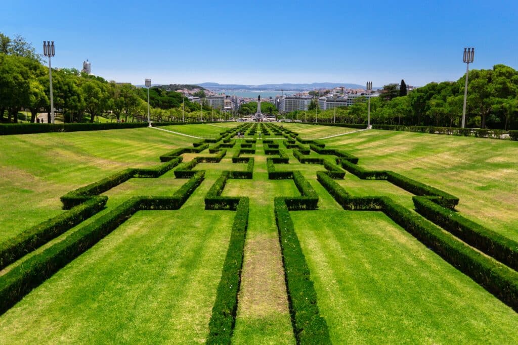 Um extenso gramado desenhado no Parque Eduardo VII em Lisboa, o espaço é muito amplo e oferece vista para a cidade e o Rio Tejo