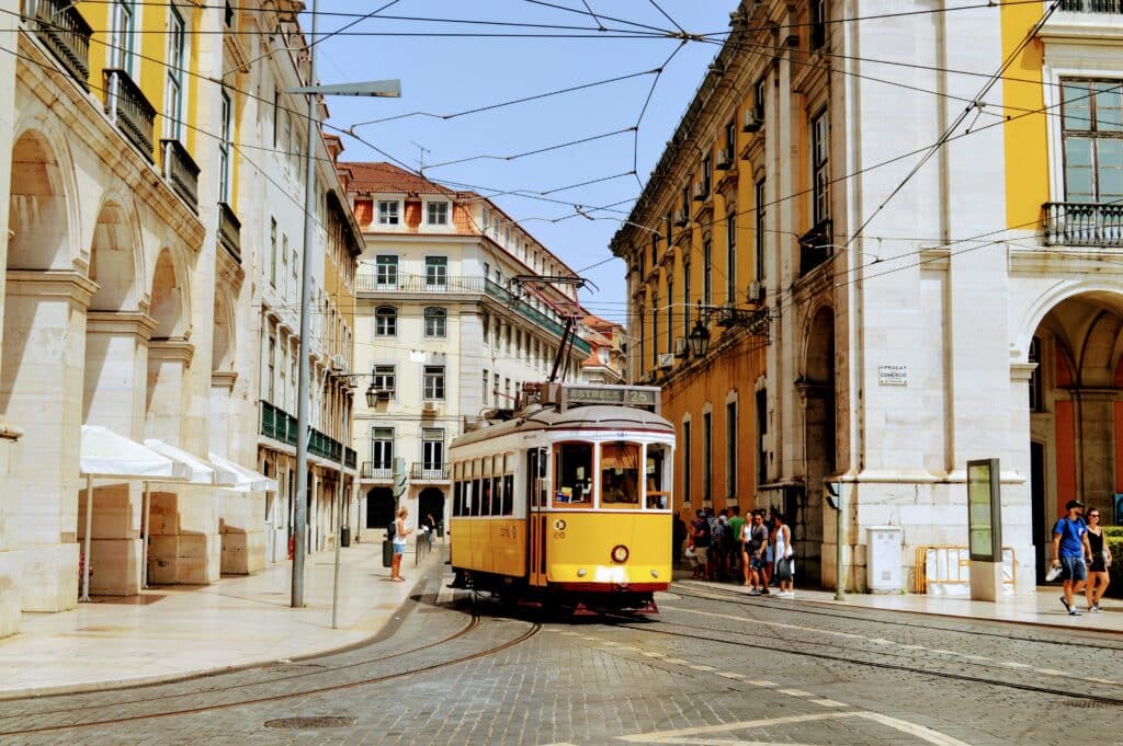 Bondinho andando nas ruas de Lisboa, Portugal durante o dia.