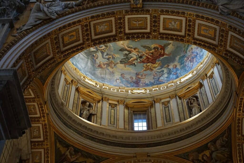 vista do interior de uma abóboda nos Museus do Vaticano, uma das opções do que fazer em Roma, com muitos afrescos com  motivos religiosos e decoração rebuscada
