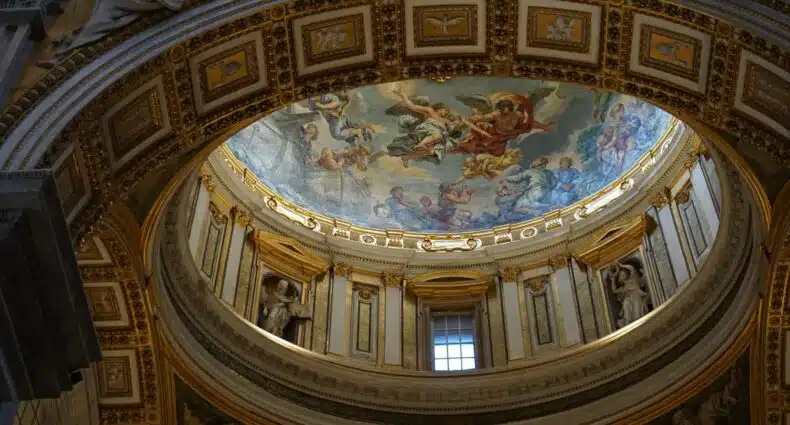 vista do interior de uma abóboda nos Museus do Vaticano, uma das opções do que fazer em Roma, com muitos afrescos com motivos religiosos e decoração rebuscada