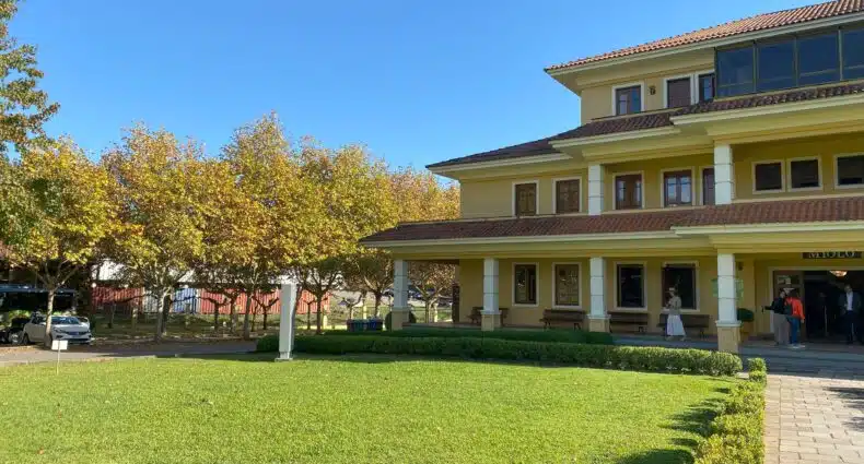 Prédio da vinícola Miolo para ilustrar o post de onde ficar em Bento Gonçalves