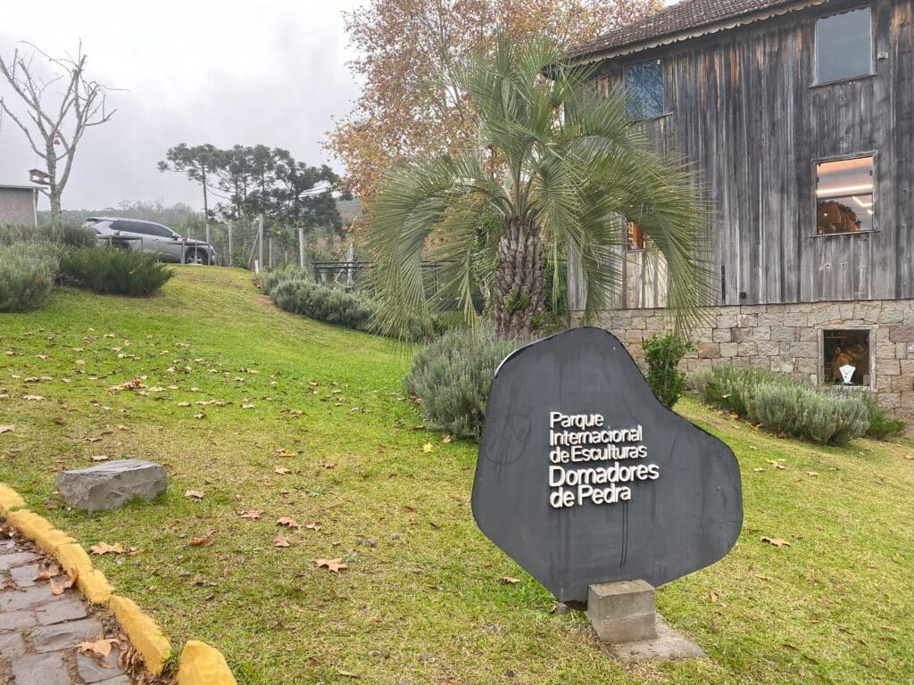 Entrada do Parque das Esculturas Domadores de Pedra, uma das dicas de o que fazer em Bento Gonçalves, com placa indicativa do nome do local