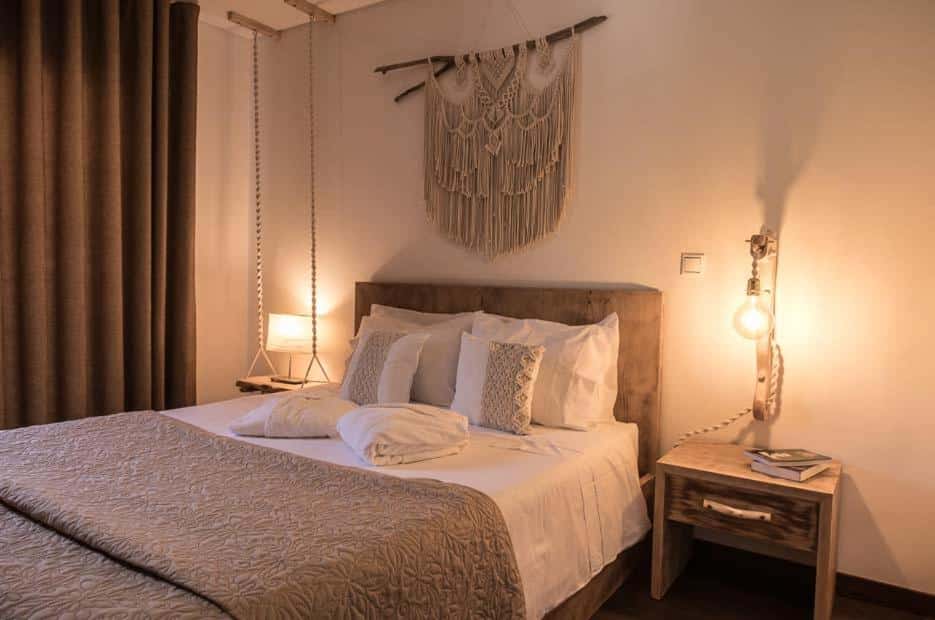 Quarto do Quinta dos Padres Santos, Agroturismo & Spa com cama de casal no centro do quarto com uma cômoda do lado esquerdo da cama.