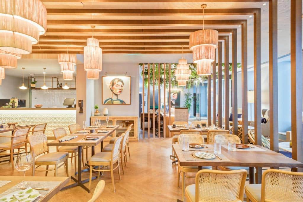 Sala de refeição do  Pur Oporto Boutique Hotel by actahotels com cadeiras e mesas no ambiente.