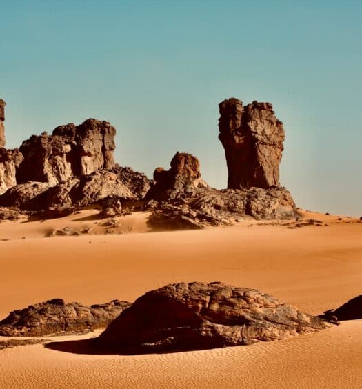 Vista de rochas e areia no Tassili du Hoggar, In Guezzam, Argélia durante o dia. Representa chip celular Argélia.