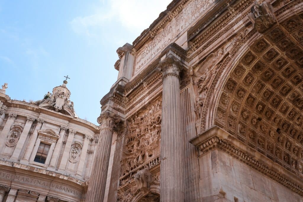 detalhe de arcos e prédios de arquitetura histórica com colunas e mais detalhes da Via della Salara Vecchia, no Fórum Romano, em Roma