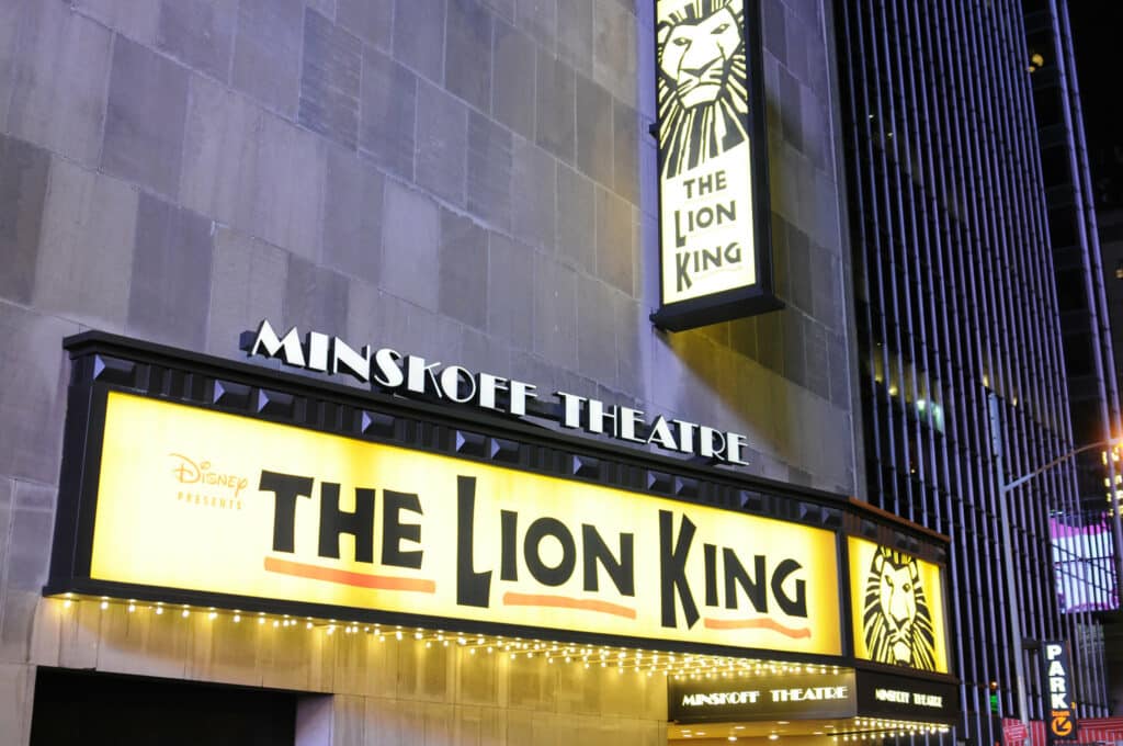 fachada do espetáculo Lion King no Minskoff Theatre, em tons amarelos e pretos, com o desenho estilizado de um leão acima, sendo uma das opções de o que fazer em Nova York