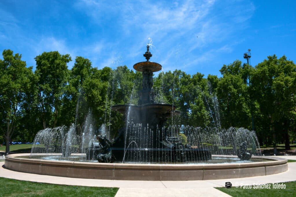 vista de uma fonte com vários feixes de água, com esculturas de crianças segurando discos que representam os continentes no Parque General San Martín, em Mendoza