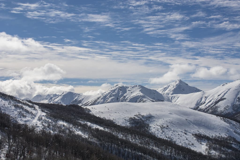 Montanhas com neve, de esquiar, do Cerro Bayo, em Villa La Angostura.