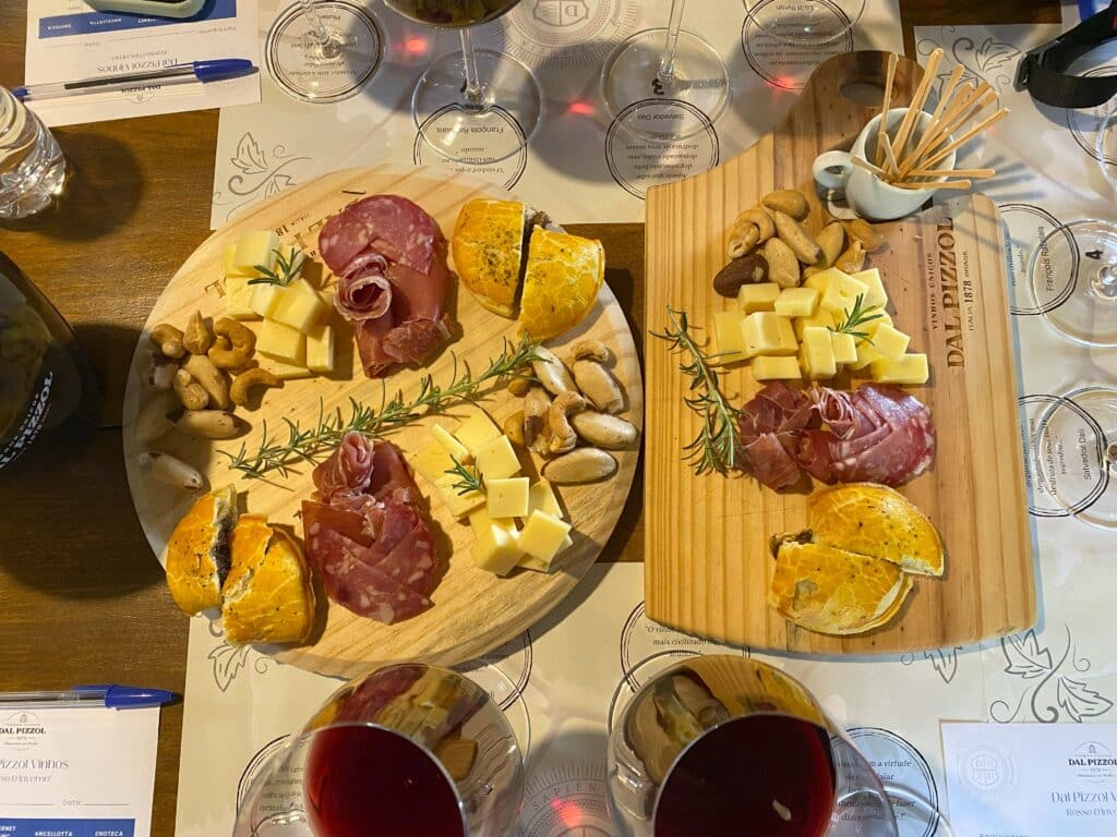 Duas tábuas com queijos, massas, castanhas e charcutaria para degustação harmonizada na vinícola Dal Pizzol