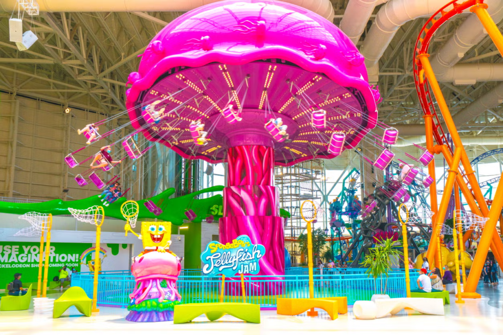 Parque de diversões da Nickelodeon com um brinquedo temático do Bob Esponja, em que há cadeiras suspensas em uma água-viva rosa gigante, sendo uma das opções de o que fazer em Nova York com crianças