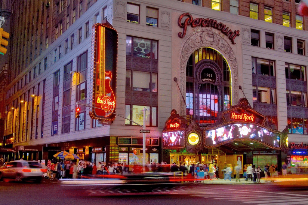 Fachada do Hard Rock Cafe em Nova York, localizado na Times Square, sendo toda temática com guitarras e imitando um teatro em um show de música