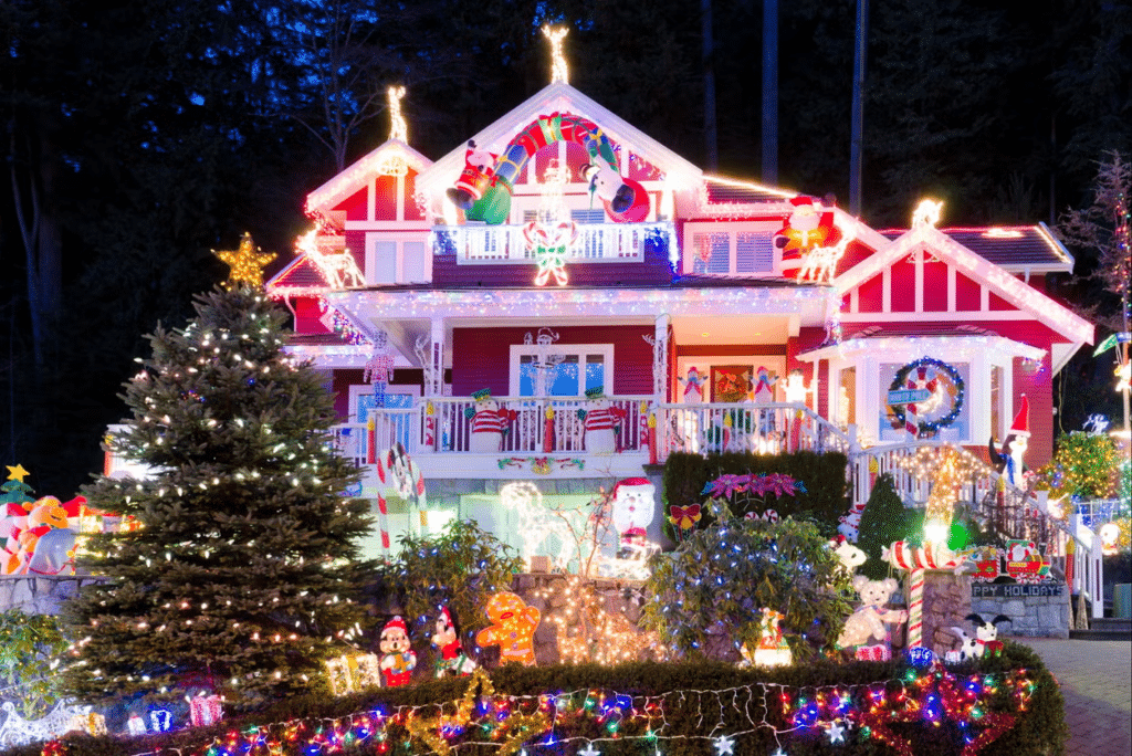 Casa toda iluminada e cheia de decorações de Natal, com árvores, Papai Noel, boneco de neve e muito mais, em Nova York