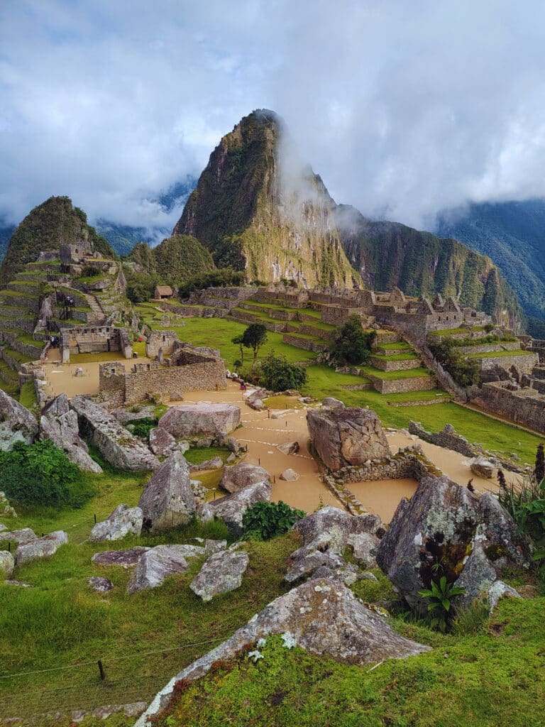 vista lateral de dentro da cidade antiga de Machu picchu no Peru
