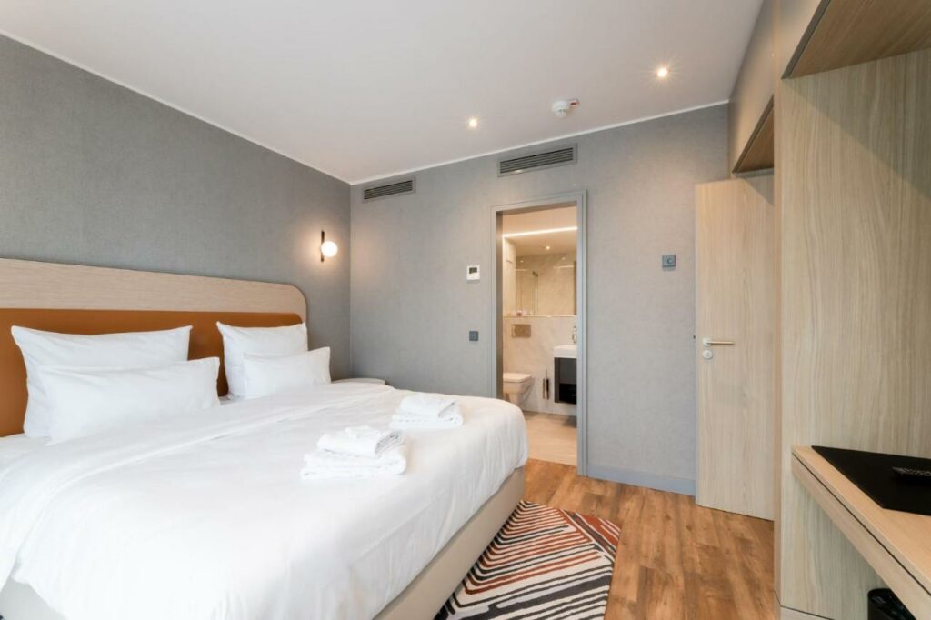 Quarto do Fourty Three Luxury Serviced Apartments com cama de casal do lado esquerdo da imagem. Representa hotéis em Dusseldorf.