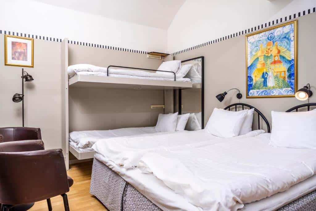 Quarto familiar do Långholmen Hotell  com cama de casal do lado direito da imagem e do lado esquerdo uma cama de beliche. Representa hotéis em Estocolmo.