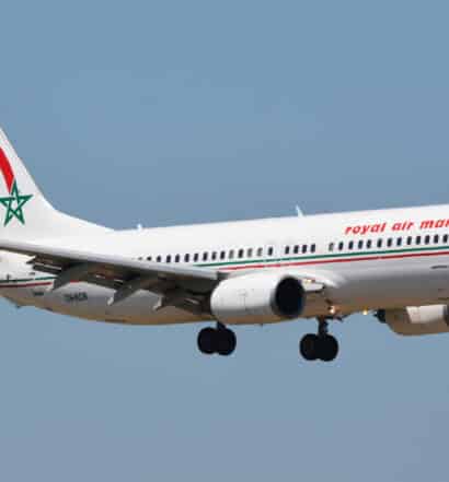 Um avião da Royal Air Maroc no ar, ele é branco com detalhes em vermelho e verde, para representar como é voar na Royal Air Maroc