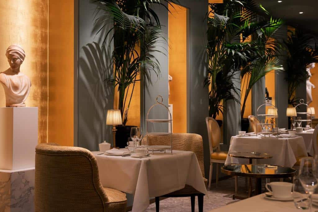 Sala de refeição do Hotel Diplomat Stockholm com cadeiras e mesa no ambiente.