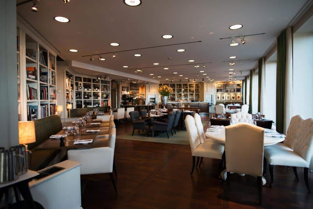 Sala de refeição do Lydmar Hotel com várias cadeiras e mesas.