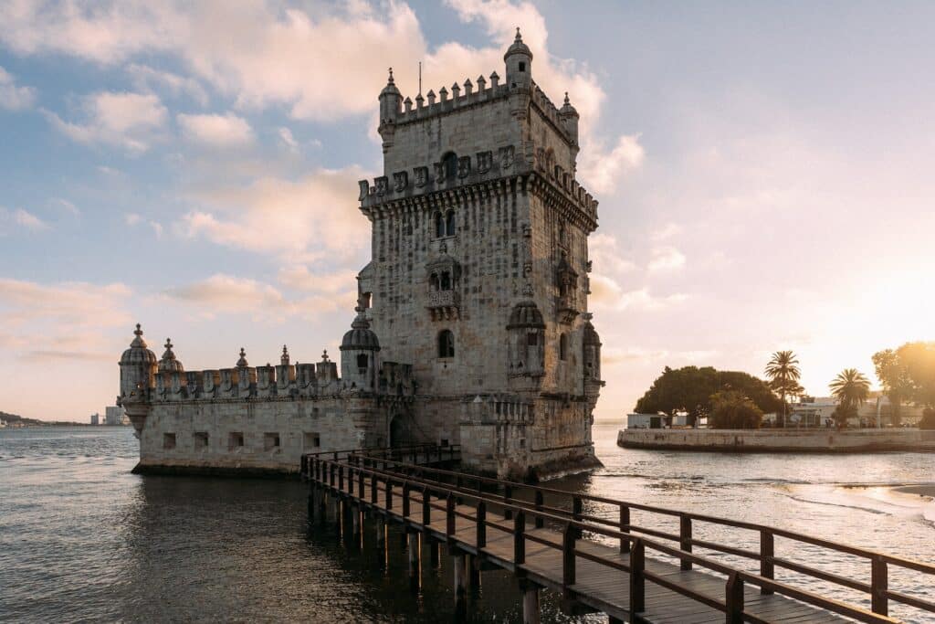 Torre de Belém em Lisboa, uma construção história que se encontra no mar do rio Tejo e é ligada com a superfície por um ponte, o local possui uma torre única e algumas janelas, para representar hotéis perto da Torre de Belém em Lisboa