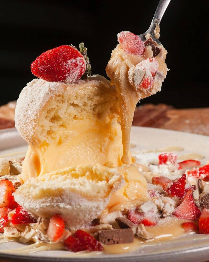 sobremesa de sorvete com morangos no Braziliano Café, em Canela