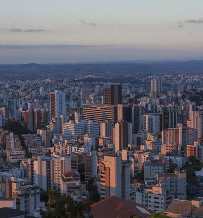 Vista de Belo Horizonte, cheia de prédios e parques / Post Airbnb em Belo Horizonte