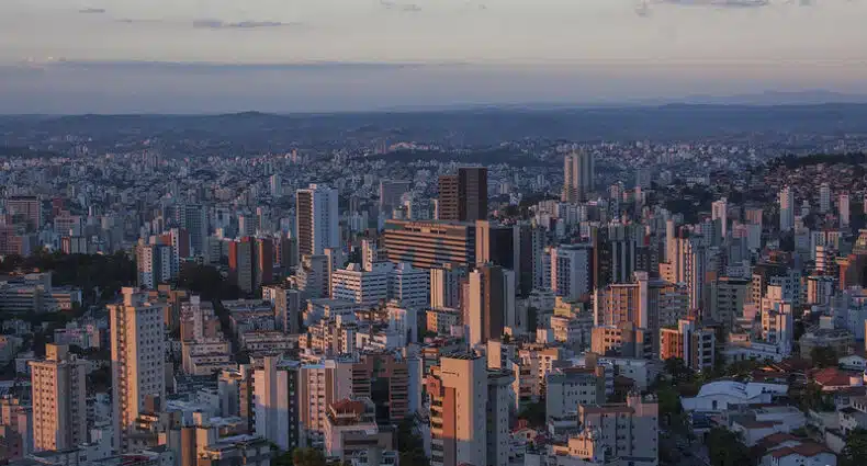 Vista de Belo Horizonte, cheia de prédios e parques / Post Airbnb em Belo Horizonte