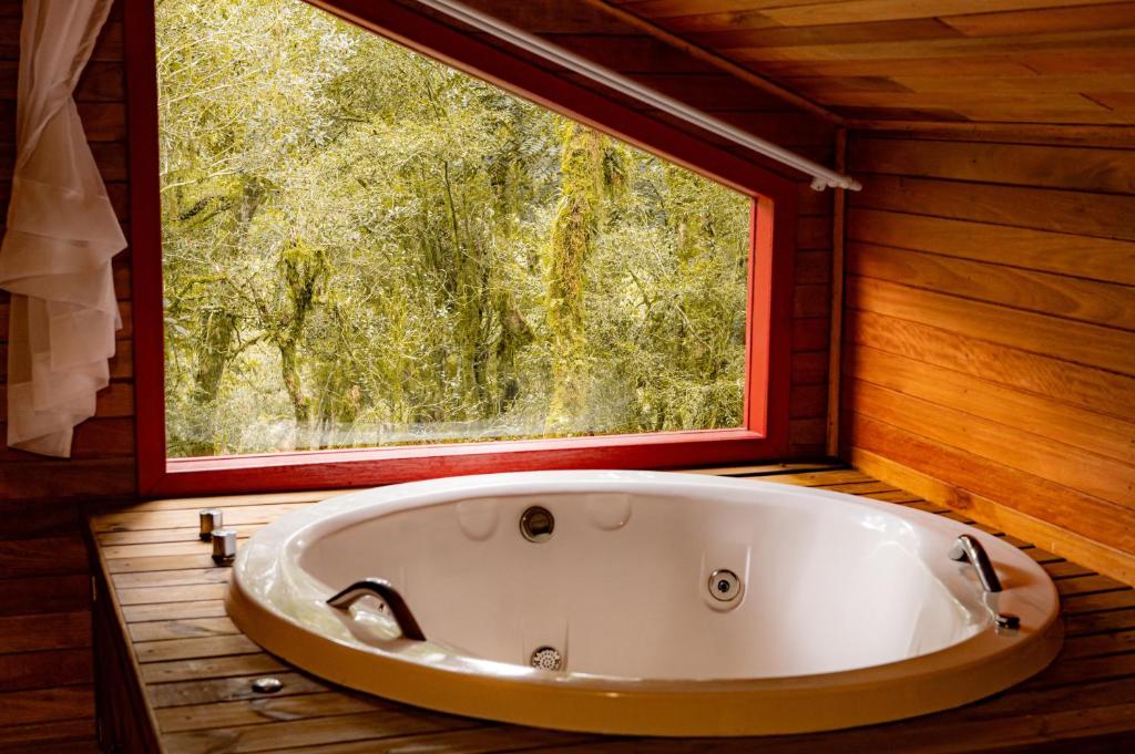 Banheira de hidromassagem da Boutique Bangalôs de São Chico, no fundo a janela.