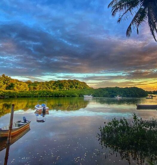 Imagem do rio, no final do dia em Caraíva. Representa airbnb em Caraíva.