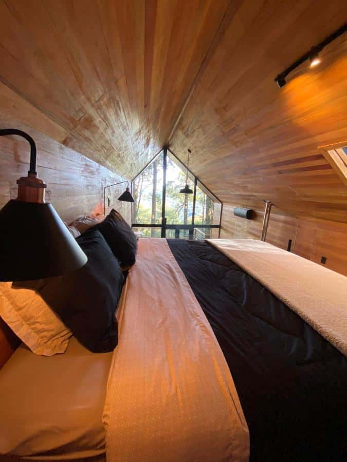 Quarto do La Negra, com uma cama de casal e de cada lado um abajur.