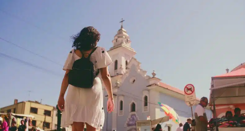 Imagem de uma pessoa no canto esquerdo andando na feirinha do Lago da Ordem, para ilustrar post sobre o que fazer em Curitiba.