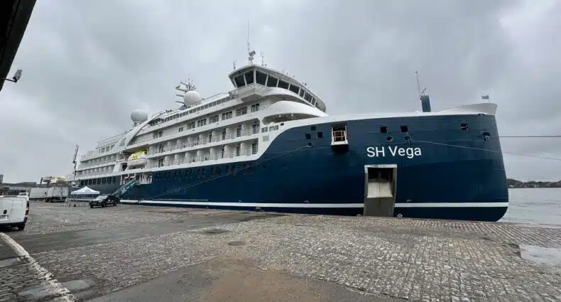 O navio SH Vega, da Swan Hellenic Cruises, aportado em Santos