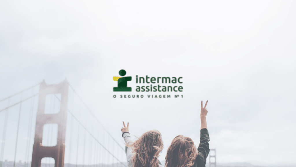 Duas mulheres olhando para uma ponte vermelha com o logo da Intermac Assistance no centro da imagem