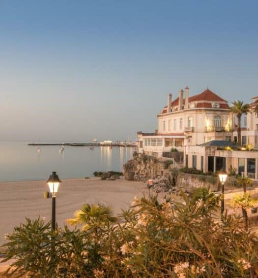 O The Albatroz Hotel na beira de uma praia, para representar hotéis românticos em Lisboa