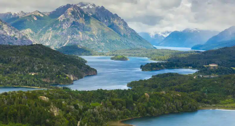 Vista da trilha pelo Cerro Llao Llao com diversos lagos e entre eles árvores. Imagem para ilustrar post sobre o que fazer em Bariloche.