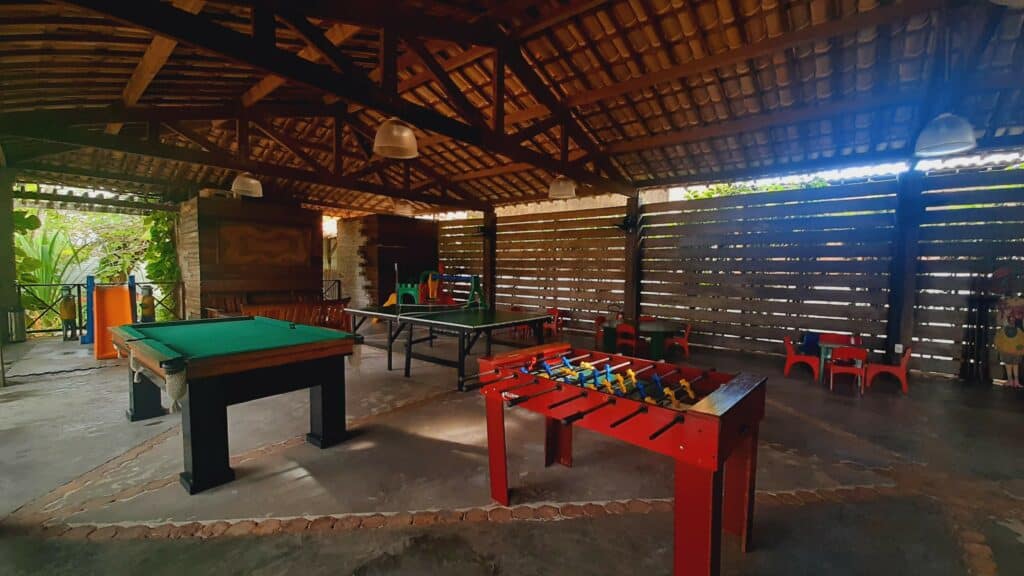 Área coberta com mesa de sinuca, pimbolin e mesa de pingue-pongue  do Ritz Lagoa da Anta