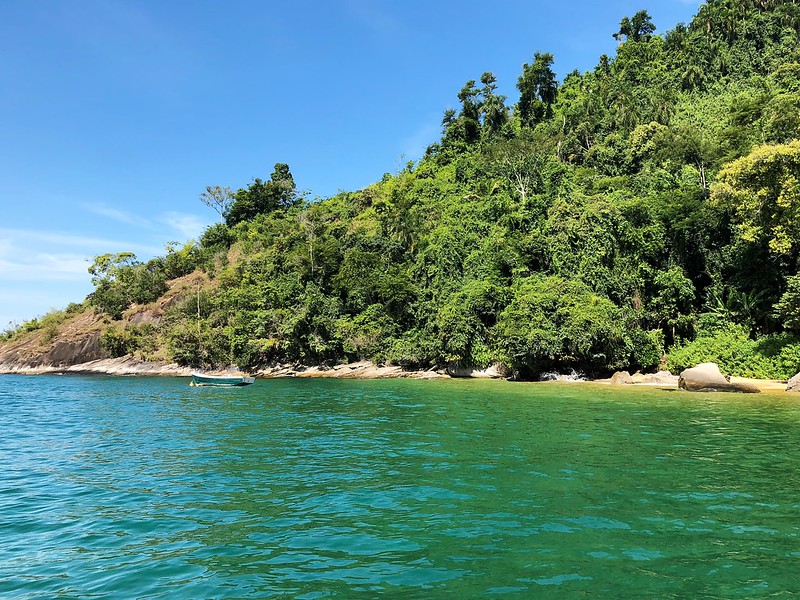Imagem de uma pequena ilha vista do mar em Angra dos Reis.