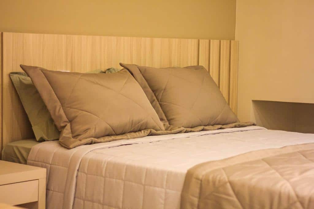 Foto aproximada da cama box de casal no quarto do Apartamento completo – Vila A.  Está ilustrando o post sobre airbnb em Foz do Iguaçu.